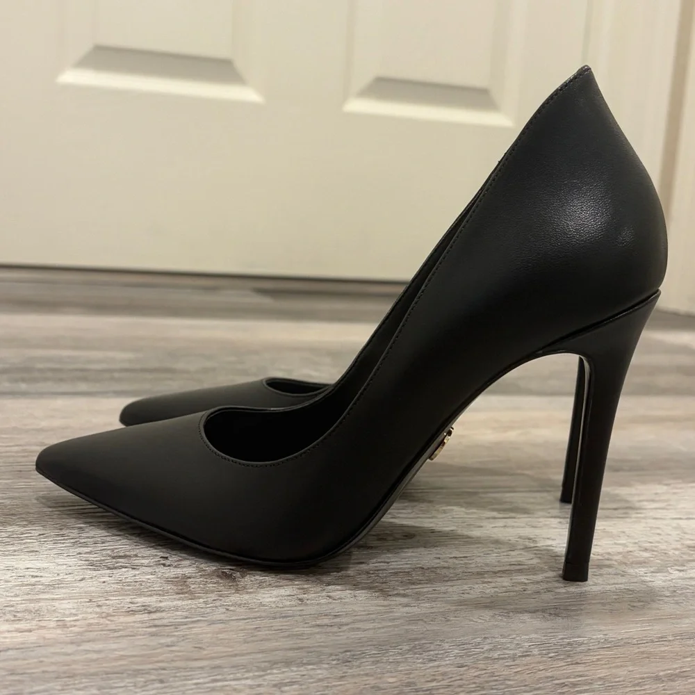 Michael Kors Keke Leather Pumps - Picture 2 of 7